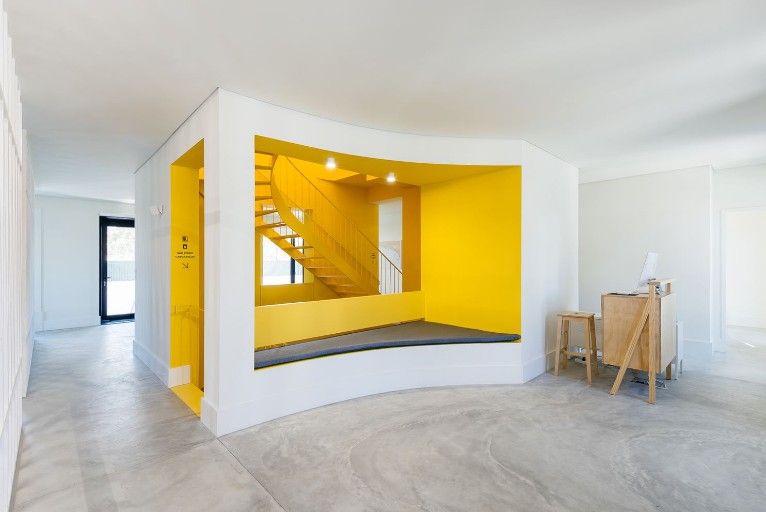 Aurora Arquitectos - красочный современный хостел - фото 1
